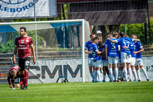 Trelleborgs Henry Offia jublar med lagkamraterna