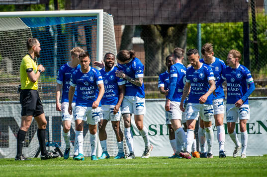 Trelleborgs Henry Offia jublar med lagkamraterna