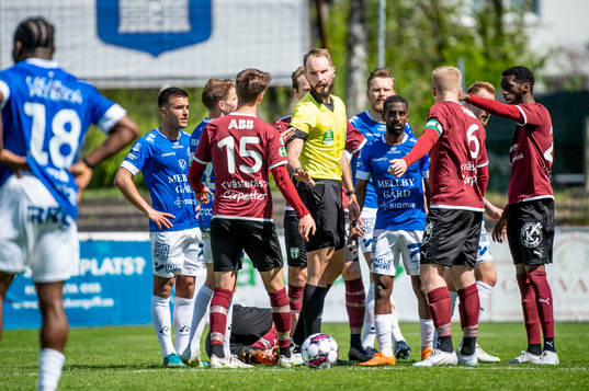 Domare Andreas Dufva-Johansson bland spelarna