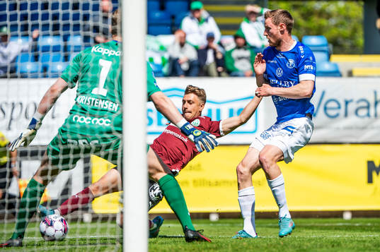 Västerås Simon Gefvert mot Trelleborgs målvakt Kasper