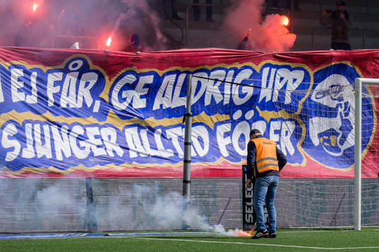 En funktionär plockar upp en bengal från planen