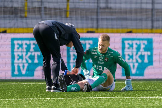 Örgrytes målvakt Robin Wallinder har ont och får vård