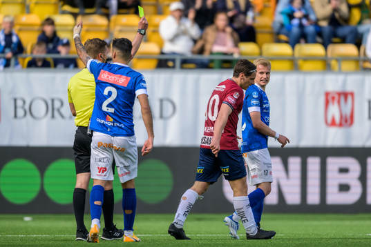 Örgrytes Kevin Ackermann får ett gult kort