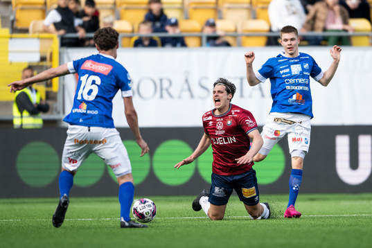 Örgrytes Kevin Ackermann faller i straffområdet