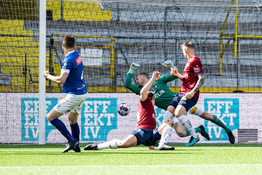 Norrbys Fredrik Lundgren (vänster i bild) skjuter 1-1