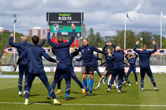 Halmstads spelare före fotbollsmatchen i Superettan mellan