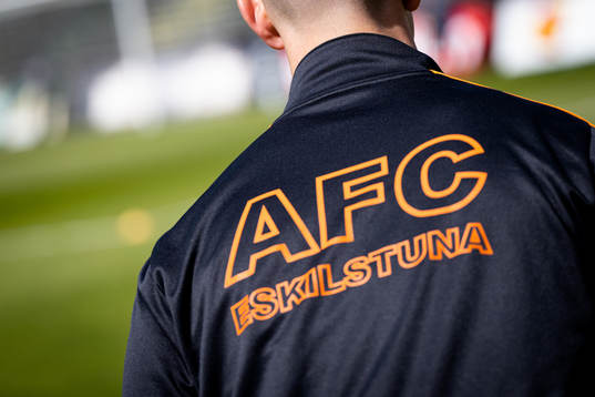 AFC logo på en tröja före fotbollsmatchen i Superettan