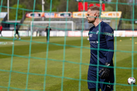 Halmstads målvakt Malkolm Nilsson Säfqvist före