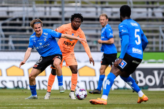 Halmstads Erik Ahlstrand och AFC Eskilstunas Abdul-Halik
