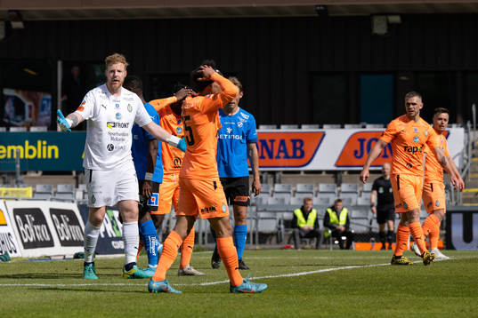 AFC Eskilstunas målvakt Nick Wolters reagerar