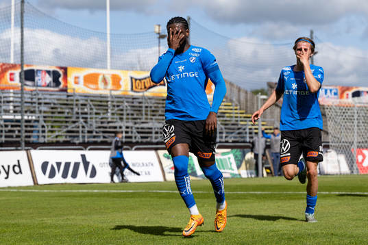 Halmstads Joseph Baffo jublar med Erik Ahlstrand