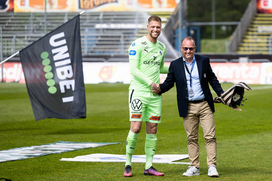 Halmstads målvakt Malkolm Nilsson Säfqvist uppvaktas
