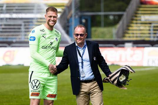 Halmstads målvakt Malkolm Nilsson Säfqvist uppvaktas