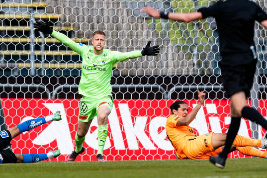 Halmstads målvakt Malkolm Nilsson Säfqvist reagerar