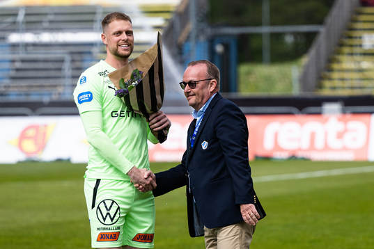 Halmstads målvakt Malkolm Nilsson Säfqvist uppvaktas