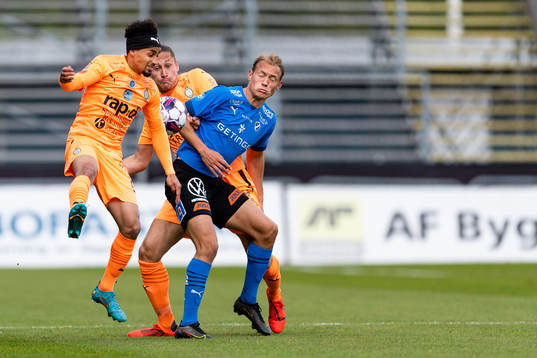 AFC Eskilstunas Viktor Fors och Halmstads Villiam Dahlström