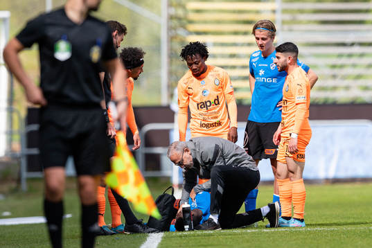 Halmstads Thomas Boakye har ont och tas om hand av
