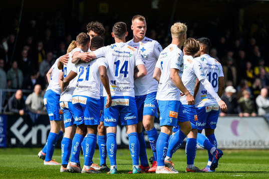 Värnamos Oscar Johansson jublar med lagkamrater