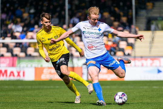 Mjällbys Rasmus Wiedesheim-Paul och Värnamos Francis de