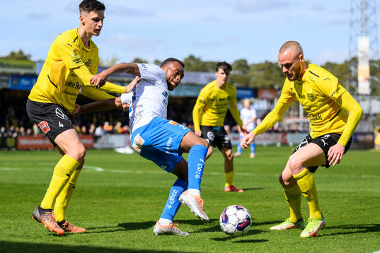 Mjällbys Noah Eile och Adam Ståhl mot Värnamos