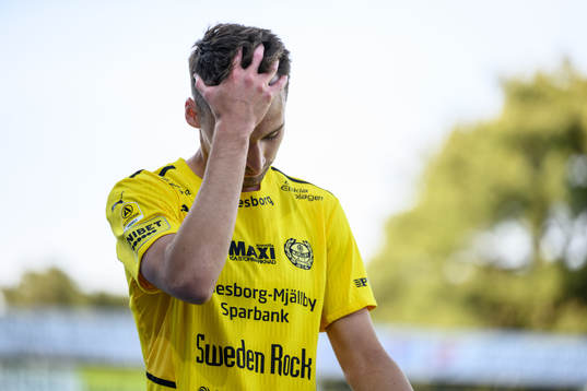 Mjällbys Rasmus Wiedesheim-Paul deppar