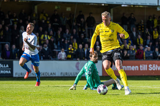Värnamos målvakt Pilip Vaitsiakhovich ser Mjällbys