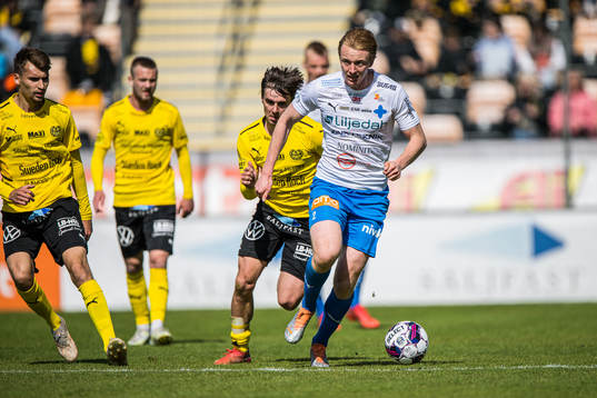 Värnamos Francis de Vries jagas av Mjällbys Jesper