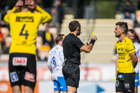 Domare Kaspar Sjöberg varnar Mjällbys Carlos Moros Gracia
