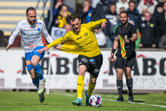 Mjällbys Noah Persson och Värnamos Evaldo Nascimento
