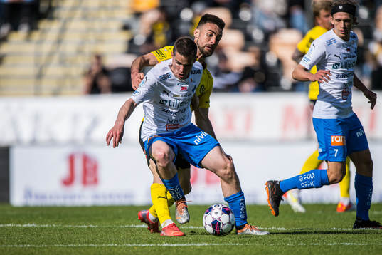 Värnamos Oscar Johansson och Mjällbys Carlos Moros Gracia