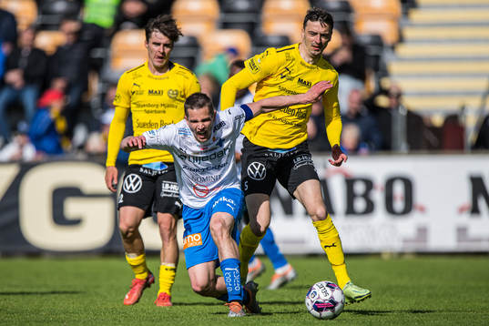 Värnamos Oscar Johansson mot Mjällbys Jetmir Haliti och