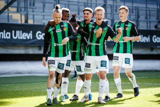 GAIS Michael Kargbo jublar med lagkamrater