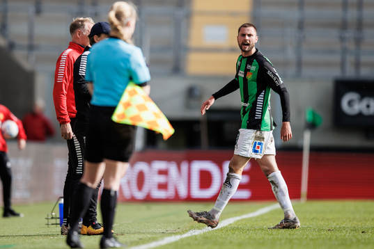 GAIS Axel Norén reagerar mot domaren