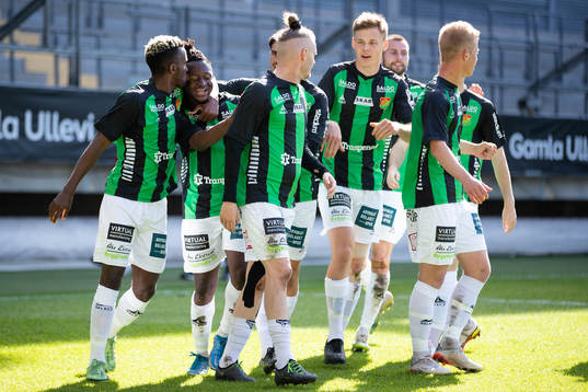 GAIS Michael Kargbo jublar med lagkamrater