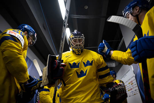 Bläddra bland fler bilder av 2022 IIHF Ice Hockey World Championship, day 2, Sweden - Austria