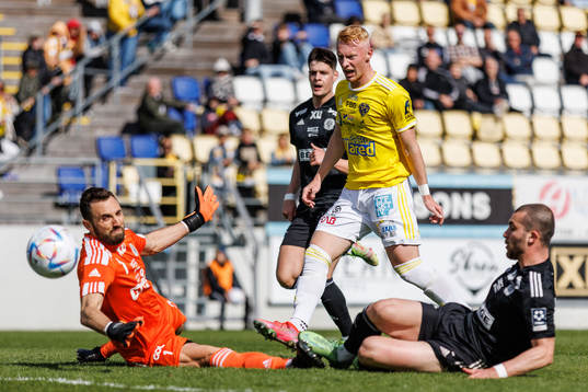 Falkenbergs Wilhelm Ärlig mot Oskarshamns målvakt Michael