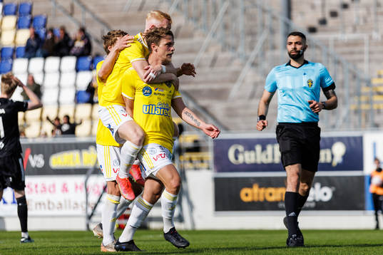 Falkenbergs Robin Hofsö jublar