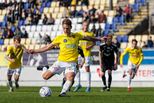 Falkenbergs Robin Hofsö slår en straffspark