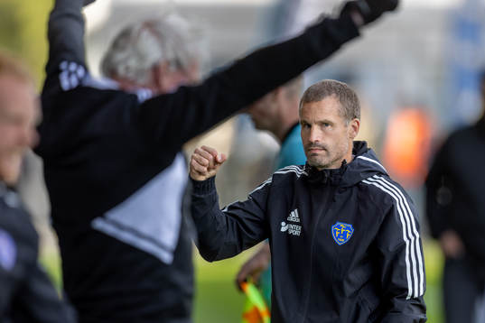 Falkenbergs tränare Christoffer Andersson jublar