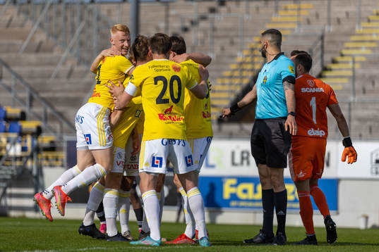 Falkenbergs Robin Hofsö har gjort 1-0 spelarna jublar