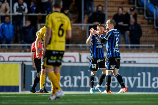 Sirius Aron Bjarnason jublar med Adam Hellborg