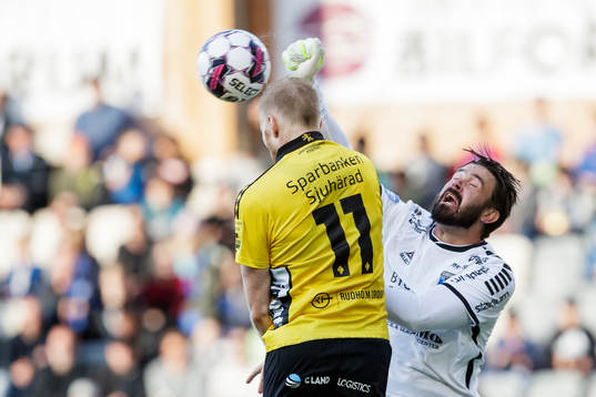 Elfsborgs Sveinn Gudjohnsen och Sirius målvakt Tommi Vaiho