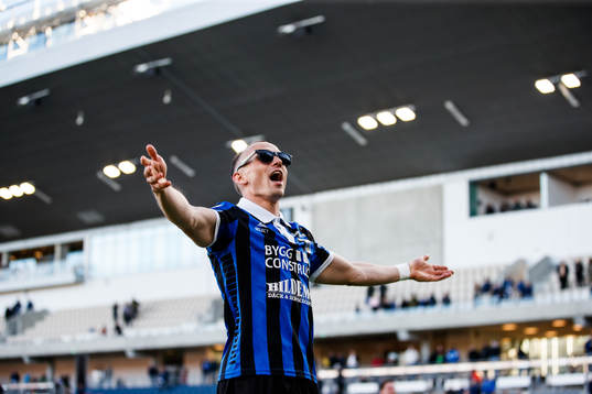 Sirius Aron Bjarnason jublar