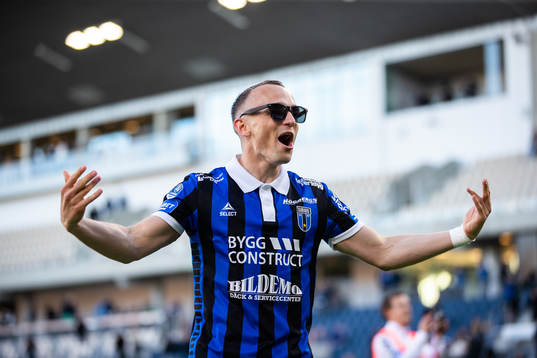 Sirius Aron Bjarnason jublar