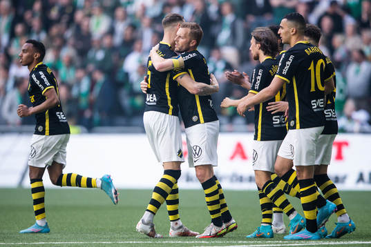 s Alexander Milosevic och Sebastian Larsson jublar