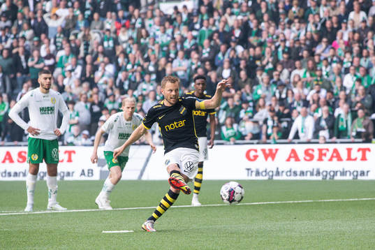 s Sebastian Larsson gör 2-2 på en straff