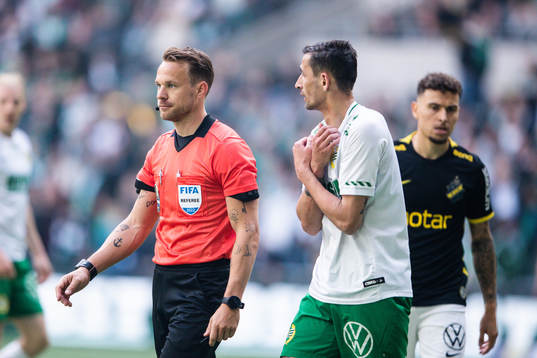 Hammarbys domare Kristoffer Karlsson och Hammarbys Loret