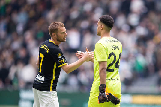 s Sebastian Larsson och Hammarbys målvakt Oliver Dovin
