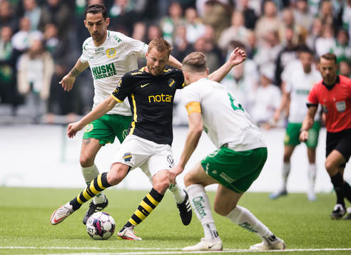 s Sebastian Larsson med ett skott när Hammarbys Loret