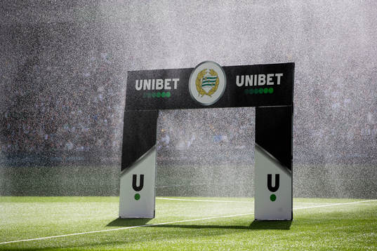 Bevattning av planen på Tele2 Arena innan fotbollsmatchen